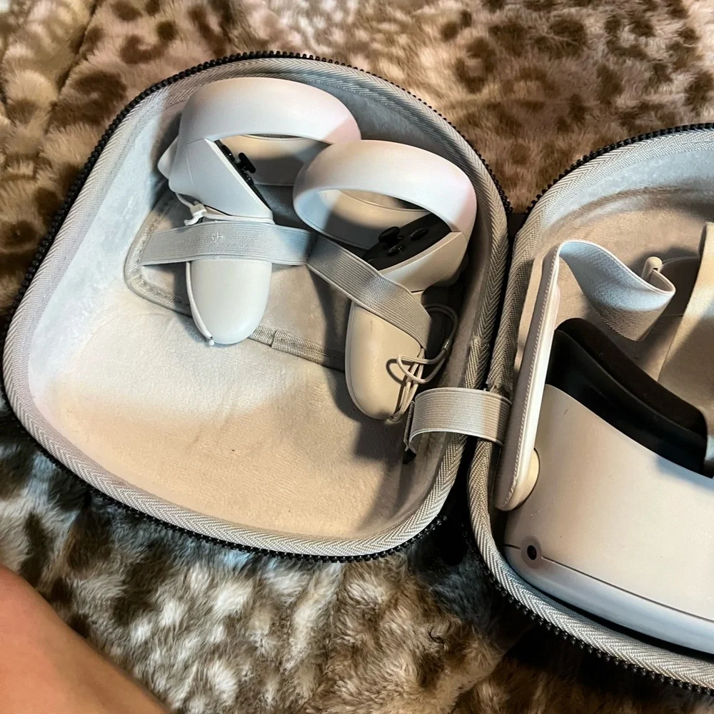Oculus Standalone VR Headset - White and Beige